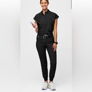 FIGS The Jogger Scrub Set in Black